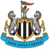 Το λογότυπο της ποδοσφαιρικής ομάδας Newcastle United FC με θυρεό, δύο ιππόκαμπους και σημαία σε μαύρο και άσπρο φόντο.