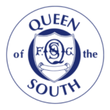 Λογότυπο Queen of the South F.C. με μπλε ασπίδα και λευκά γράμματα σε κυκλικό σχέδιο